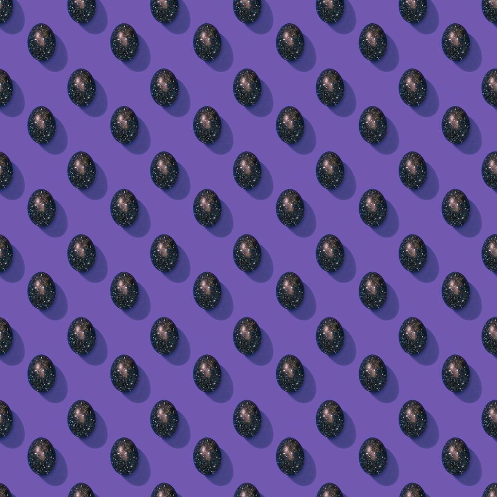 jeu d "œufs de Pâques peints sur violet
 - Photo, image