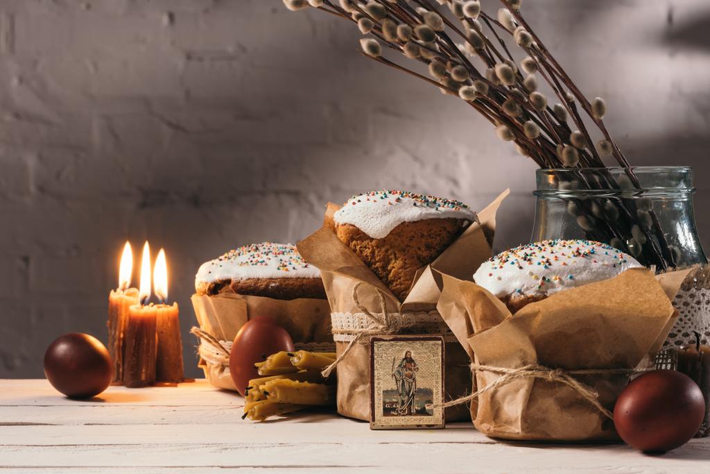 イースターのパン、正統アイコンとテーブルの上のキャンドル - 写真・画像
