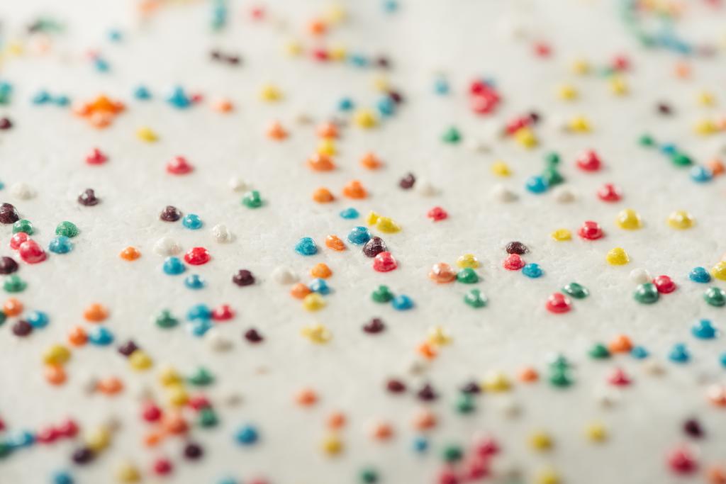 vista de cerca de coloridos espolvoreos en delicioso pastel de Pascua
 - Foto, Imagen