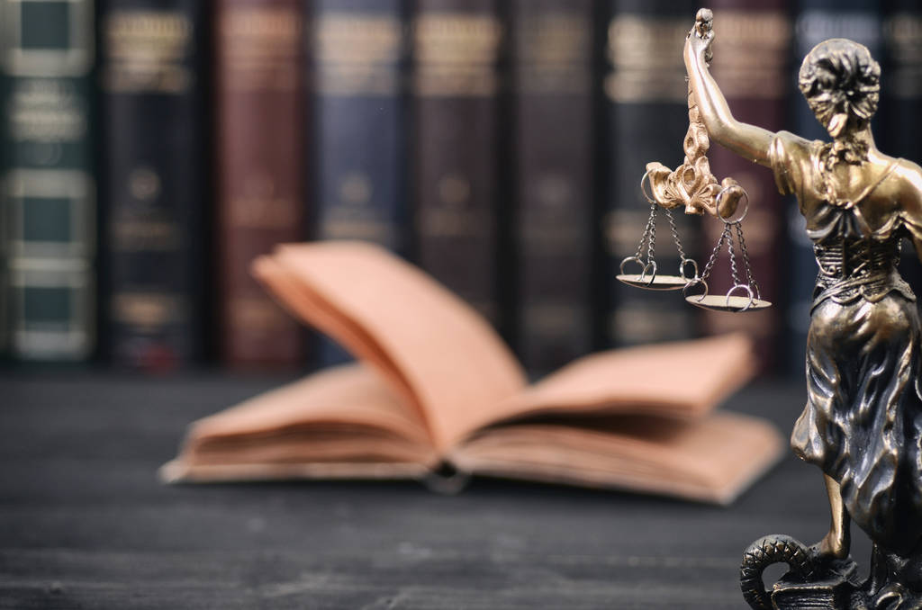 Escalas de Justicia, Justificación, Justicia de la Señora y los libros de Derecho en el b
 - Foto, Imagen