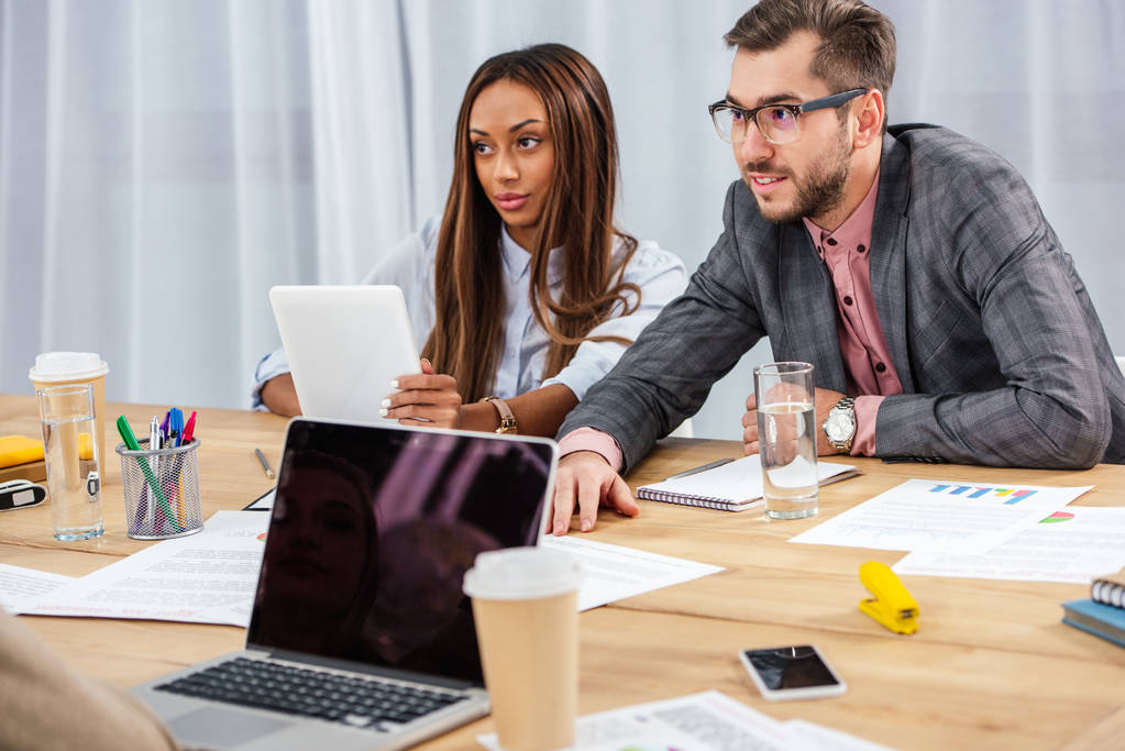 мультикультурные деловые люди на рабочем месте во время деловой встречи с партнерами в офисе
 - Фото, изображение