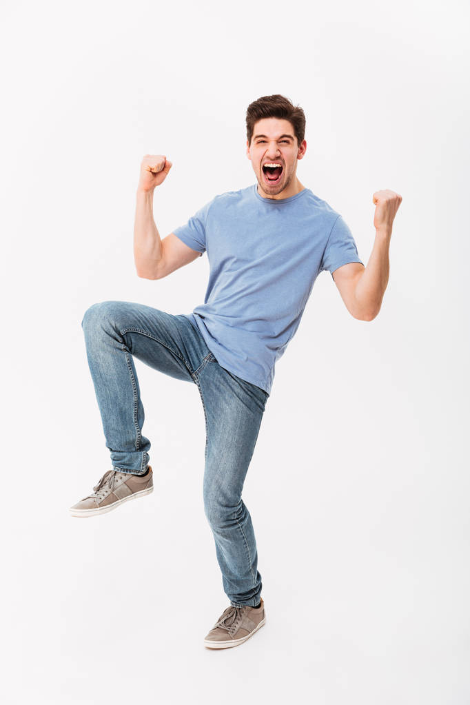 Foto completa de hombre feliz 30s en camiseta casual y jeans r
 - Foto, Imagen