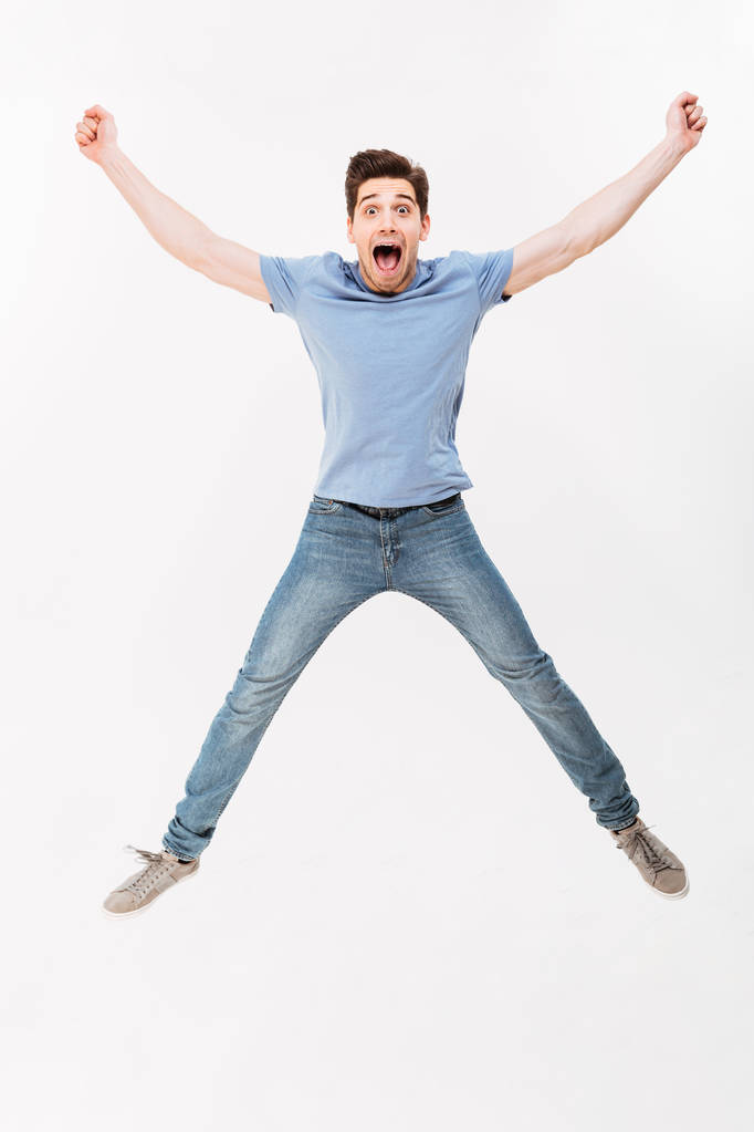 Повнометражне фото щасливого чоловіка 30х у повсякденній футболці та джинсах
  - Фото, зображення