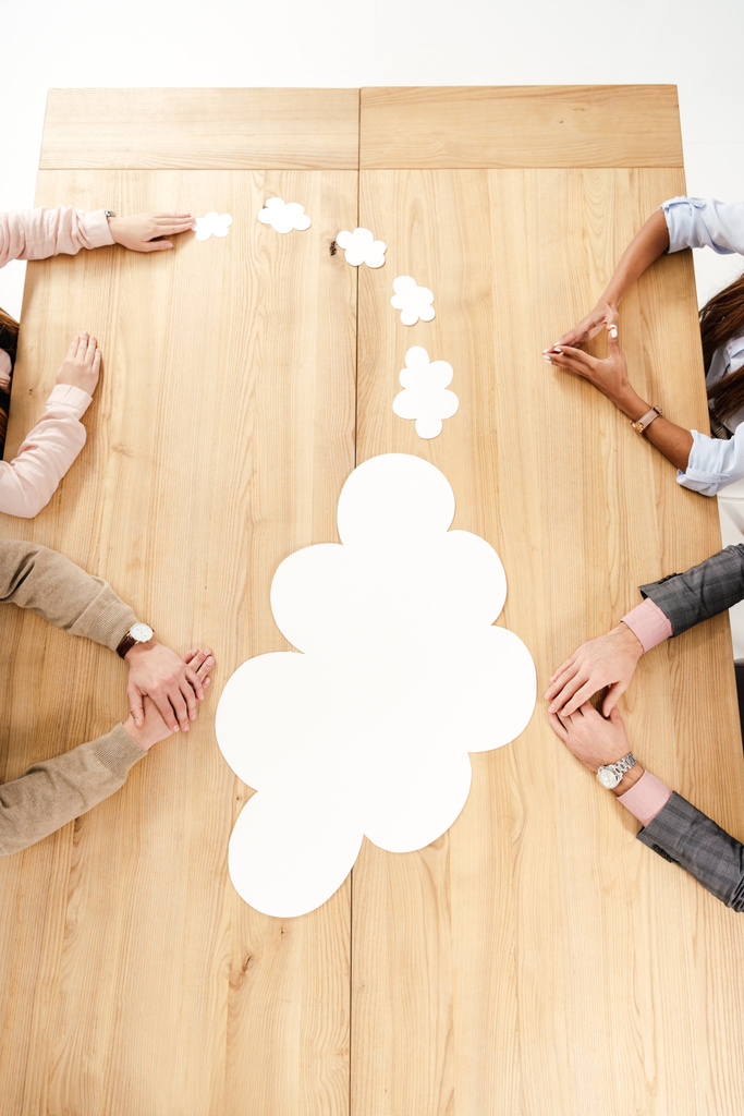 空の紙雲、チームワークの概念と木製のテーブルで多民族のビジネス人々 のオーバー ヘッド ビュー - 写真・画像