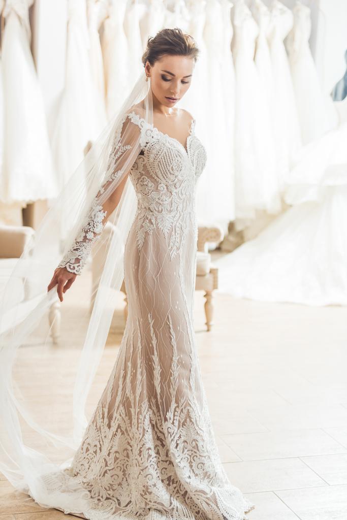 Stílusos menyasszony csipke ruha esküvői atelier - Fotó, kép