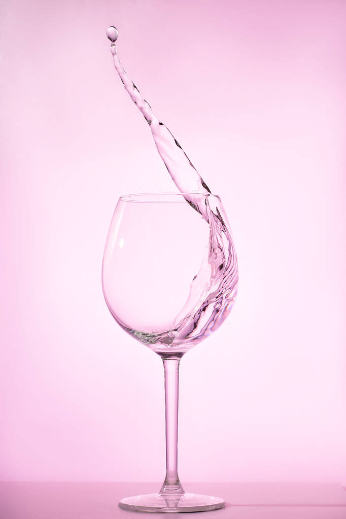 Напиток разливается из стакана
                                - Фото, изображение