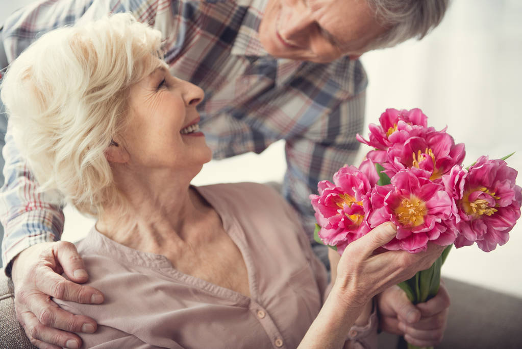 Счастливая пенсионерка получит кучу тюльпанов
 - Фото, изображение