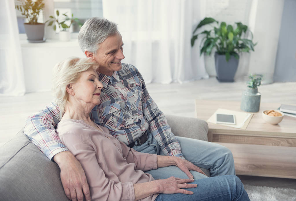 Kalm gepensioneerden genieten van home comfort - Foto, afbeelding