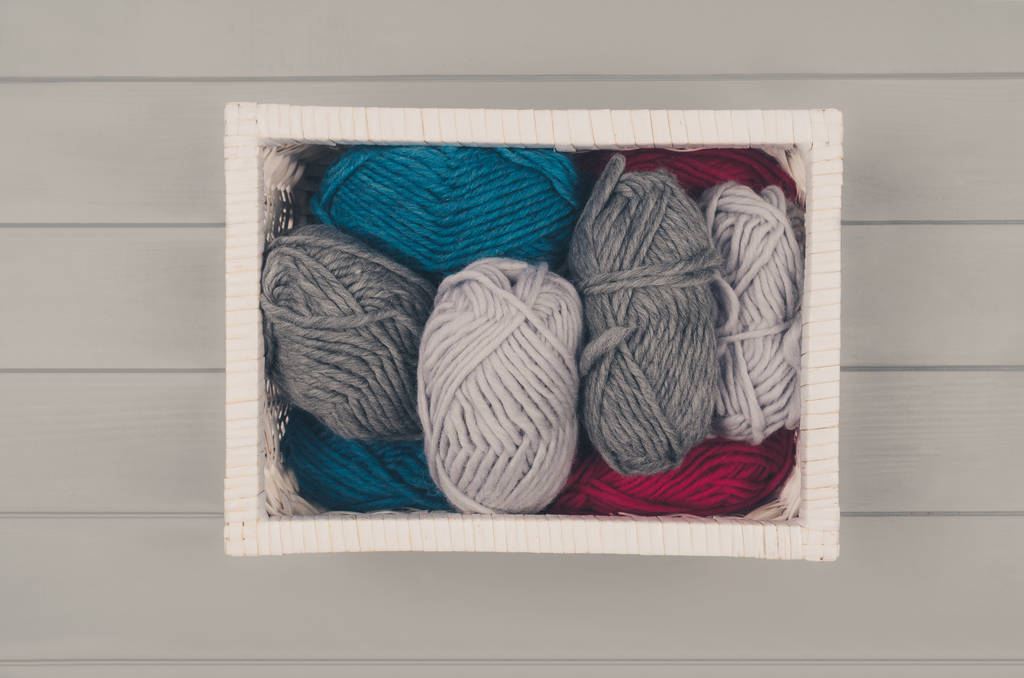 Fundo de tricô com lã e agulhas na mesa de madeira cinza
 - Foto, Imagem