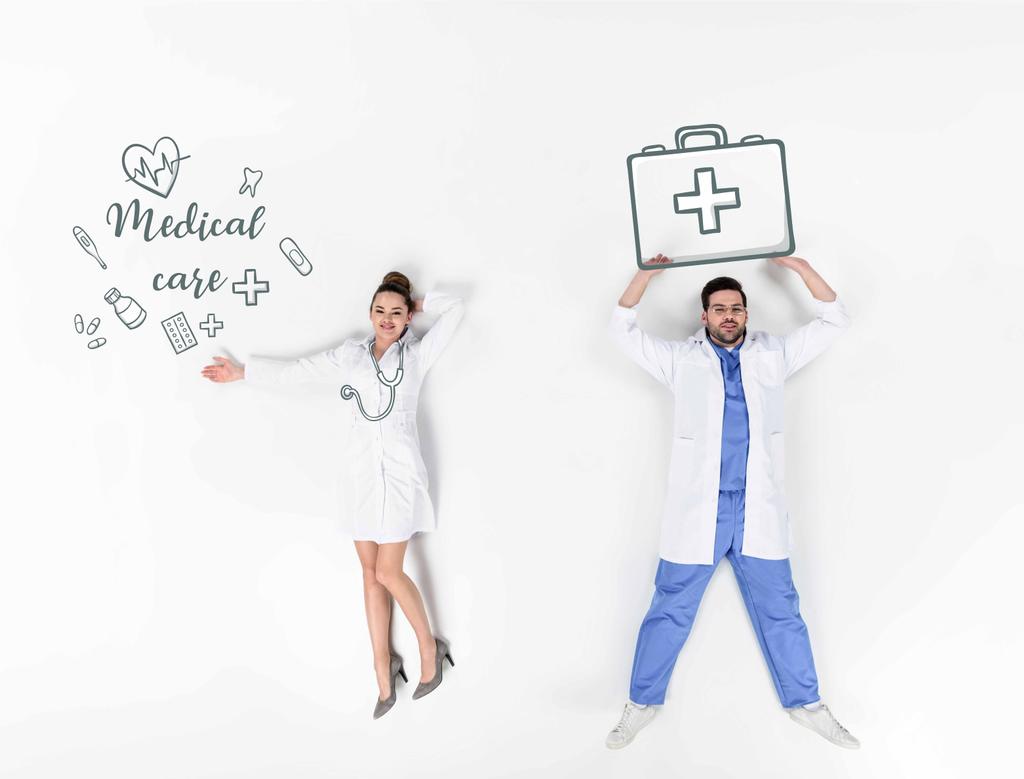 collage creativo de médicos hombres y mujeres con varios signos médicos dibujados a mano y la inscripción de atención médica
 - Foto, Imagen