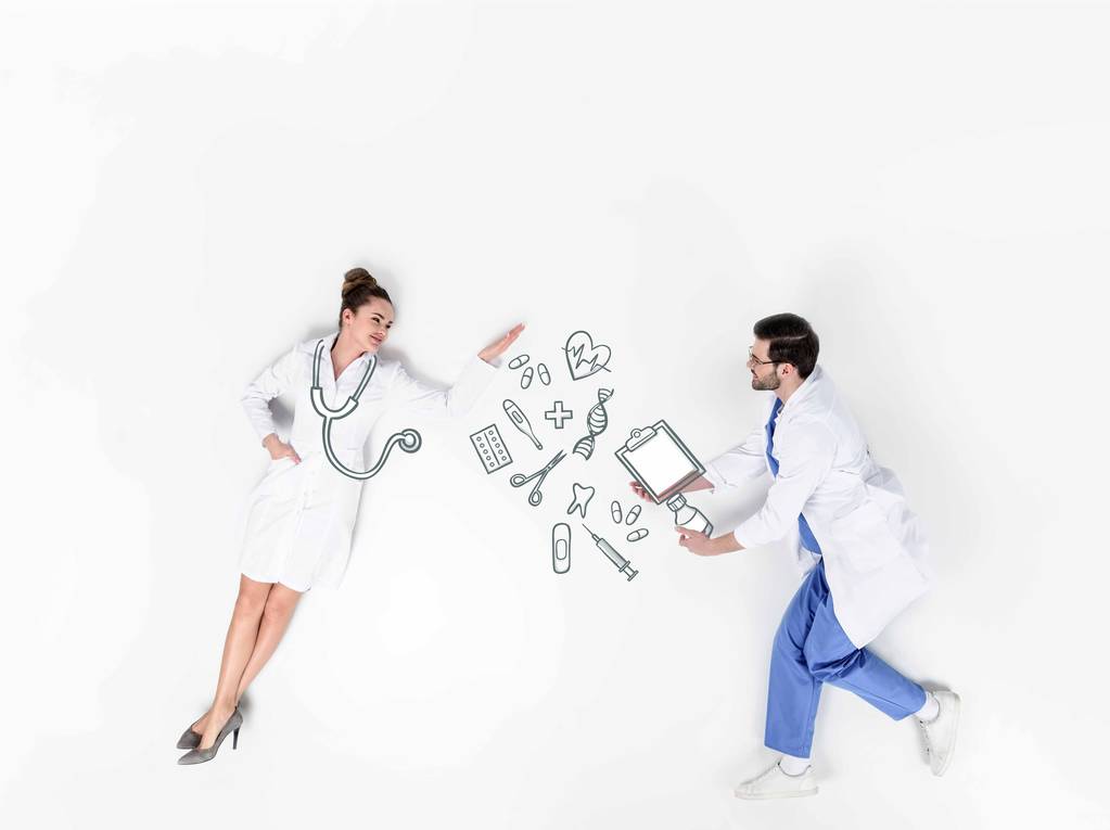 collage creativo de médicos hombres y mujeres con varios signos médicos dibujados a mano
 - Foto, Imagen