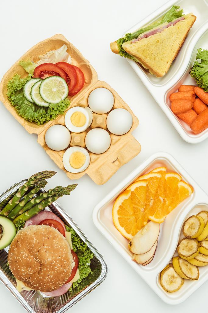 верхний вид фруктов и овощей в коробки для обеда изолированы на белом
 - Фото, изображение