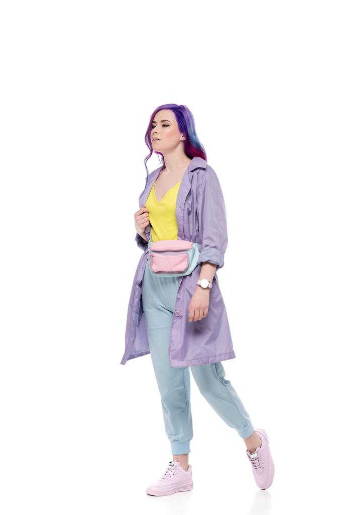 stijlvolle jongedame in paarse trenchcoat met taille pack geïsoleerd op wit - Foto, afbeelding