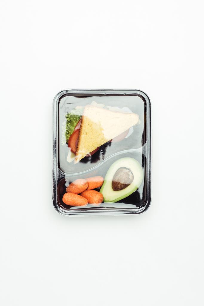 サンドイッチと野菜の白で隔離閉鎖プラスチック ランチ ボックスのトップ ビュー - 写真・画像