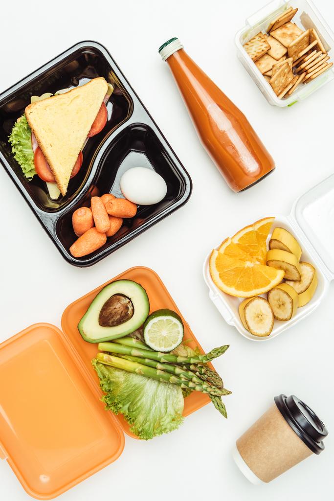 nefis öğle yemeği ve öğle yemeği kutuları üzerinde beyaz izole meyve düz lay - Fotoğraf, Görsel