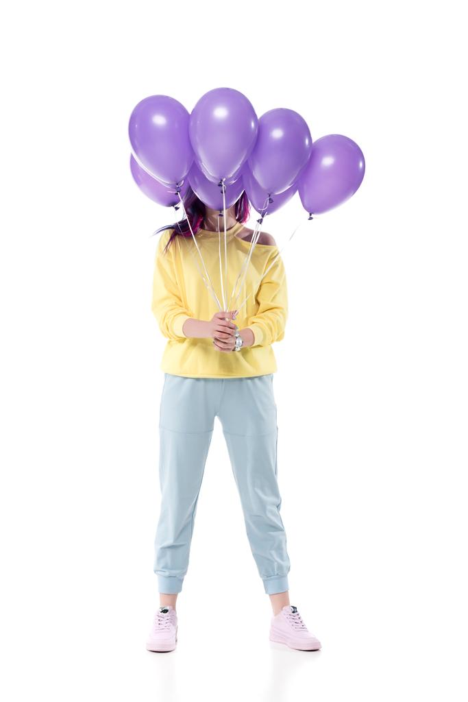 elegantní mladá žena pokrývající obličej s bandou helium balónky izolované na bílém - Fotografie, Obrázek