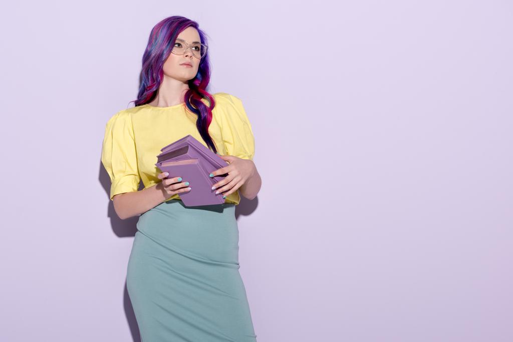 elegantní mladá žena s barevnými vlasy drží knihy o růžová - Fotografie, Obrázek