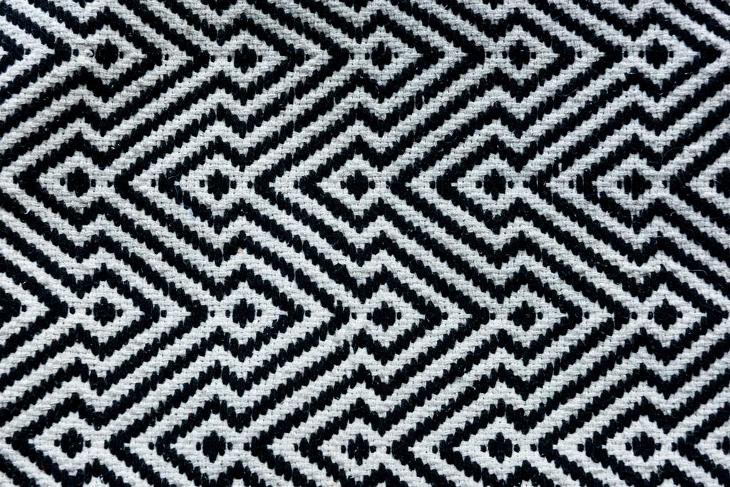 Fekete-fehér szőnyeg mintás háttérrel - Fotó, kép
