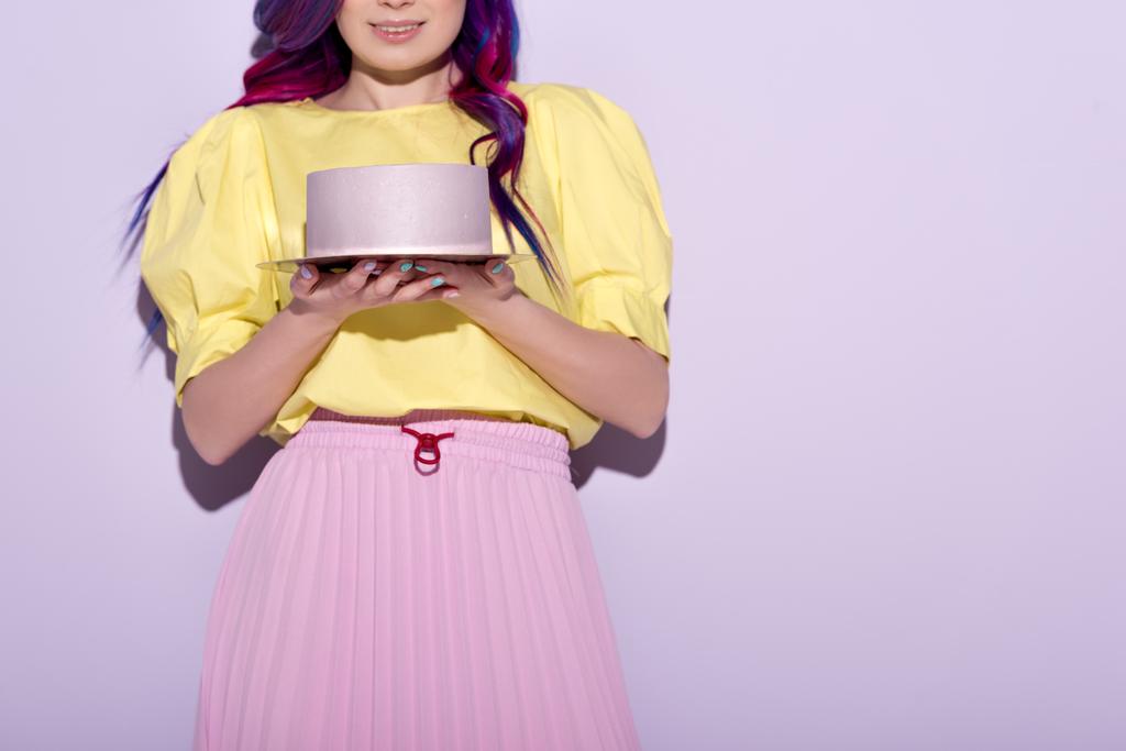 обрезанный снимок улыбающейся женщины с красочными волосами, держащей торт на день рождения
 - Фото, изображение