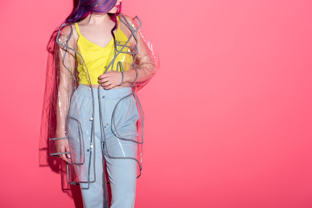 tiro recortado de la mujer de moda en impermeable transparente en rojo
 - Foto, imagen