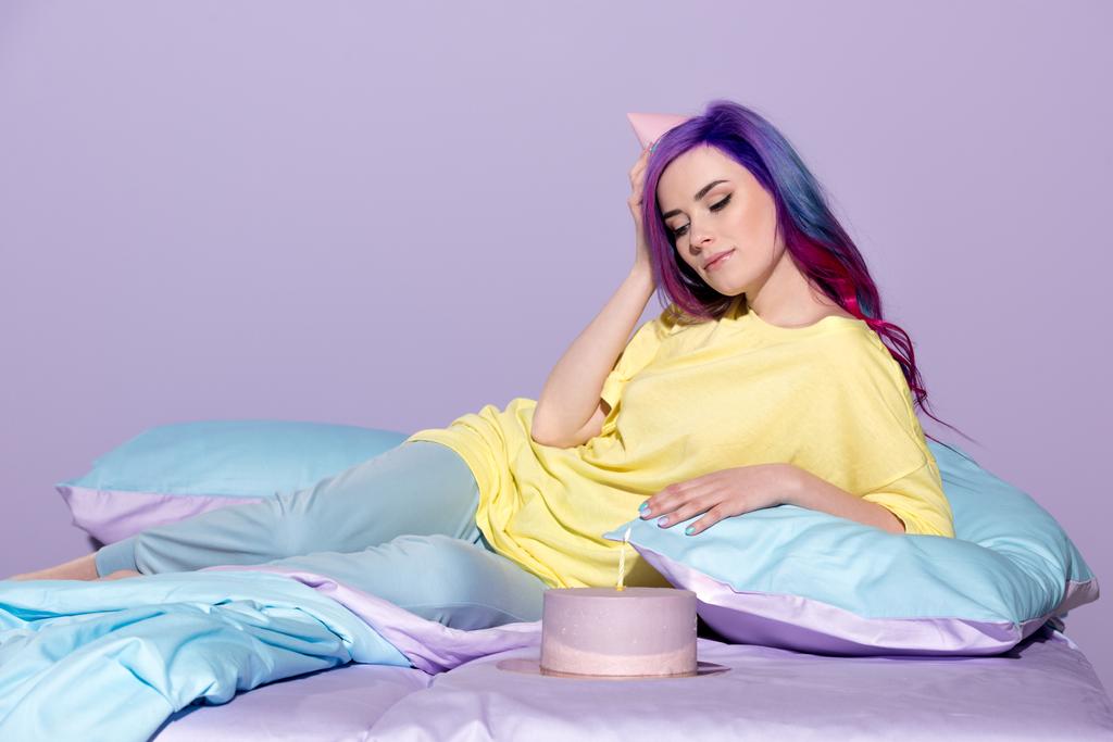 houkutteleva nuori nainen syntymäpäivä kakku ja puolue hattu sängyssä
 - Valokuva, kuva