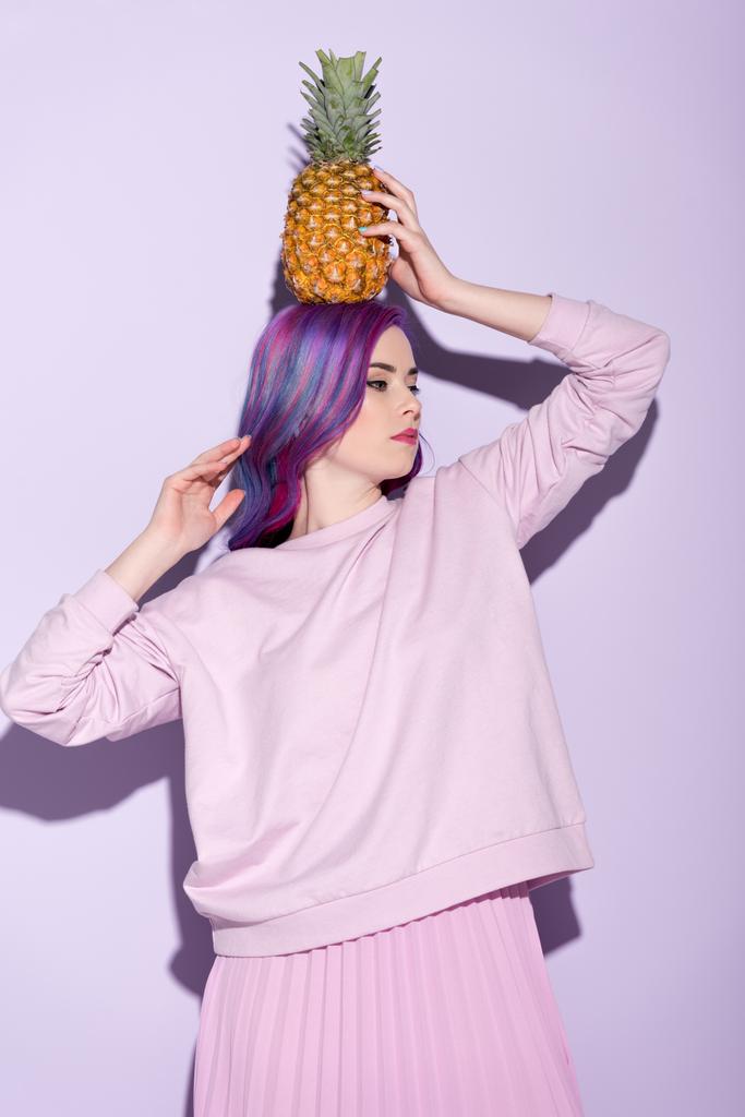 bella giovane donna in felpa rosa con ananas in testa
 - Foto, immagini