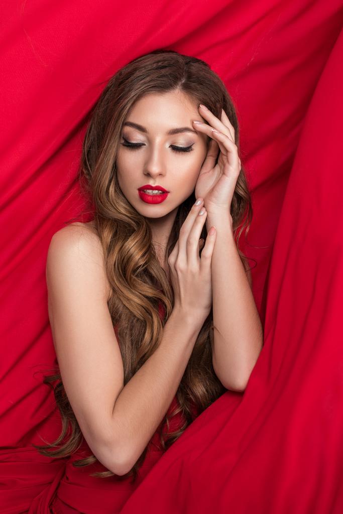 çekici çekici kadın kırmızı üzerinde poz   - Fotoğraf, Görsel