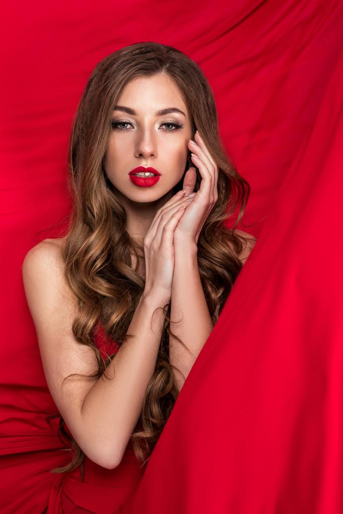 glamourosa bela mulher posando em vermelho
   - Foto, Imagem