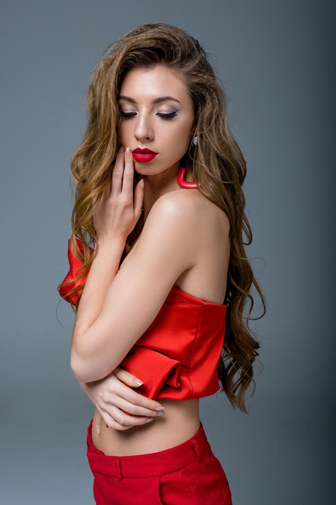 hermosa mujer con el pelo largo en ropa roja, aislado en gris
 - Foto, imagen