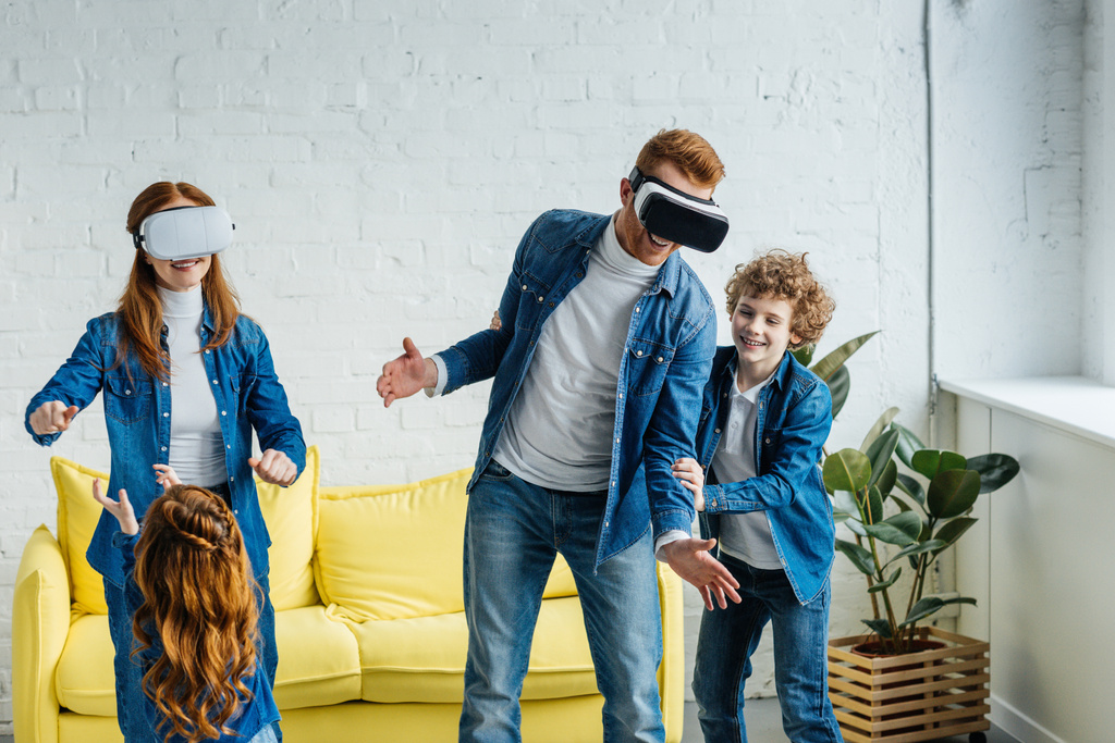Pais usando óculos VR se divertindo junto com seus filhos
 - Foto, Imagem