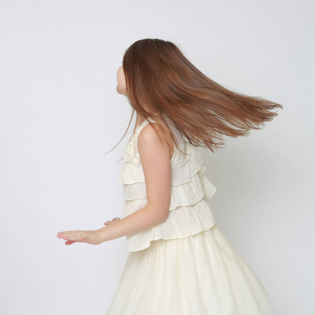 Studio foto van gelukkig emotionele Kaukasische meisje bewegen en dansen - Foto, afbeelding