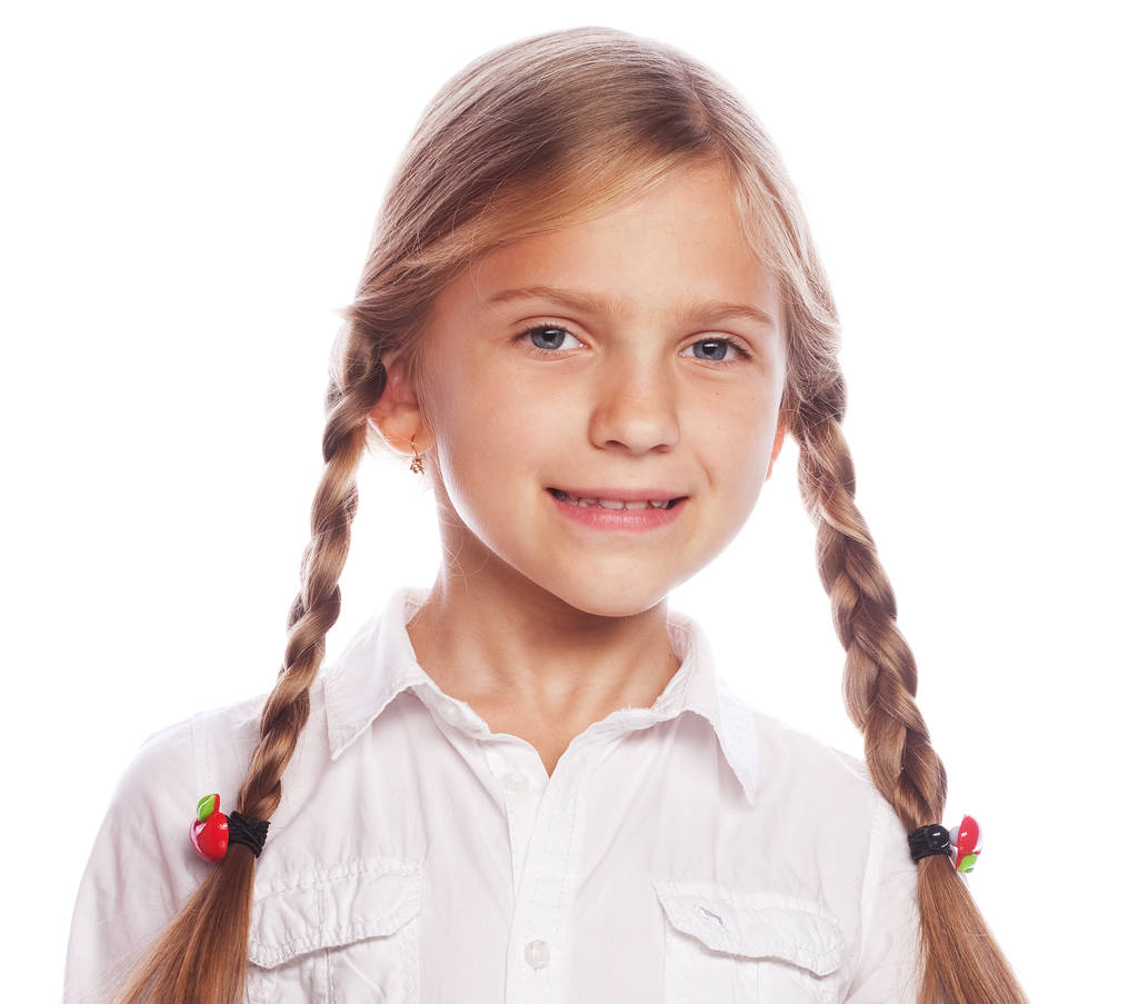 blond meisje met pigtails glimlachend geïsoleerd op een witte achtergrond. Levensstijl en mensen concept. - Foto, afbeelding