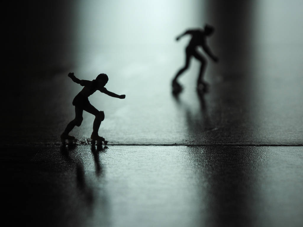 Silhouette Miniaturfrau beim Schlittschuhlaufen auf dem Boden. - Foto, Bild