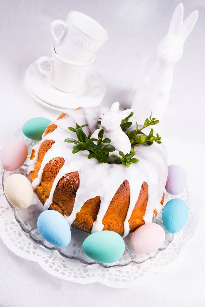 traditionele Poolse Pasen cake met gekleurde eieren - Foto, afbeelding
