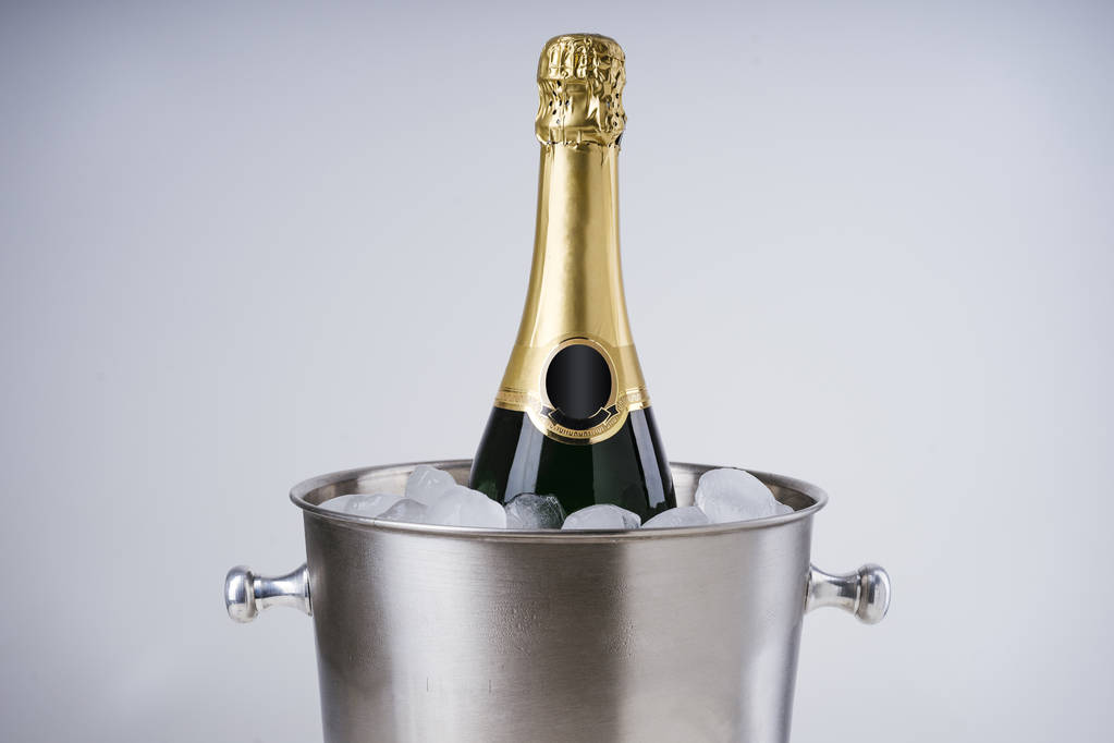 Botella de champán de lujo en cubo de hielo
 - Foto, imagen