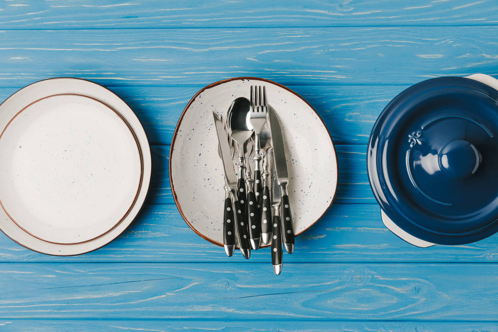 vue du dessus des assiettes casserole sur table bleue
 - Photo, image