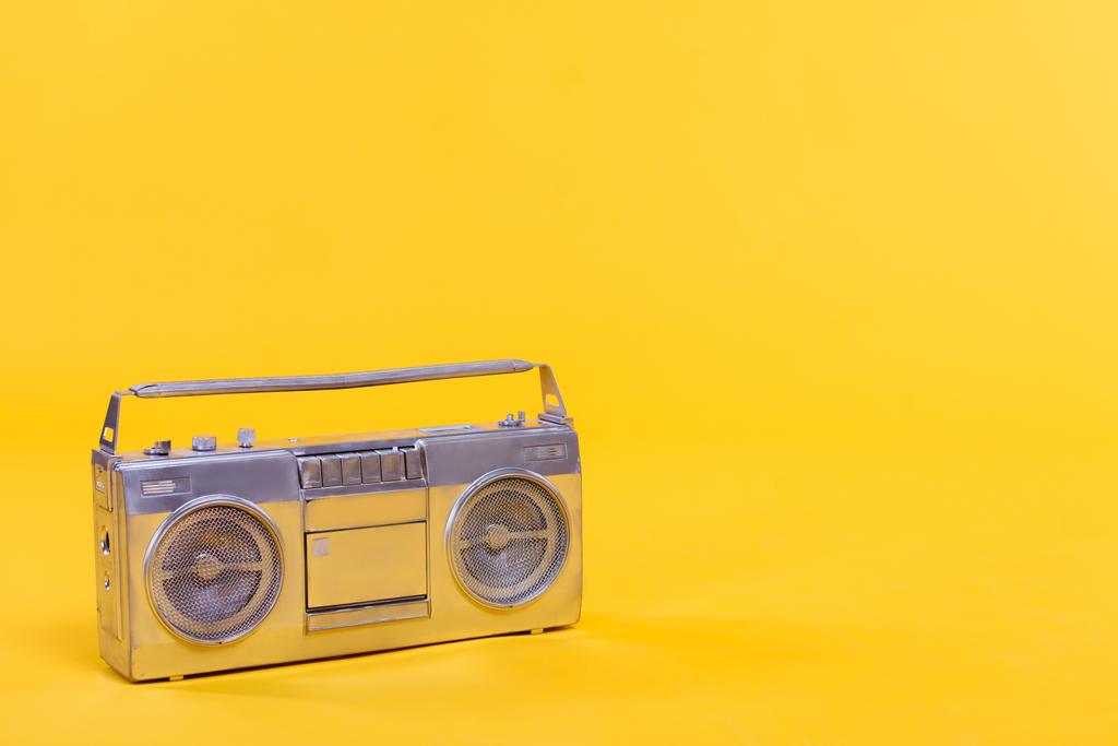 Nahaufnahme des trendigen silbernen Tonbandgeräts isoliert auf gelb - Foto, Bild