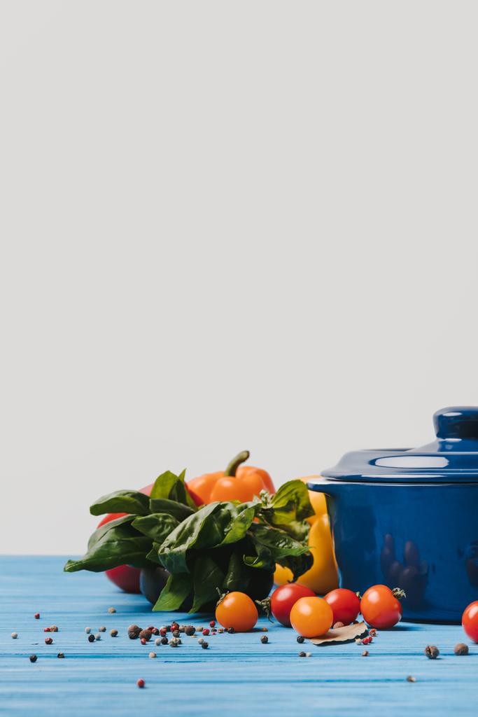 сковорідка з стиглими органічними овочами на столі
 - Фото, зображення
