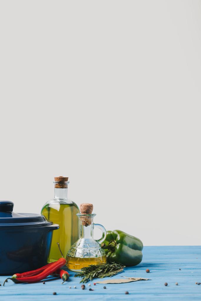 sartén con verduras orgánicas maduras y aceite de oliva en la mesa
 - Foto, Imagen