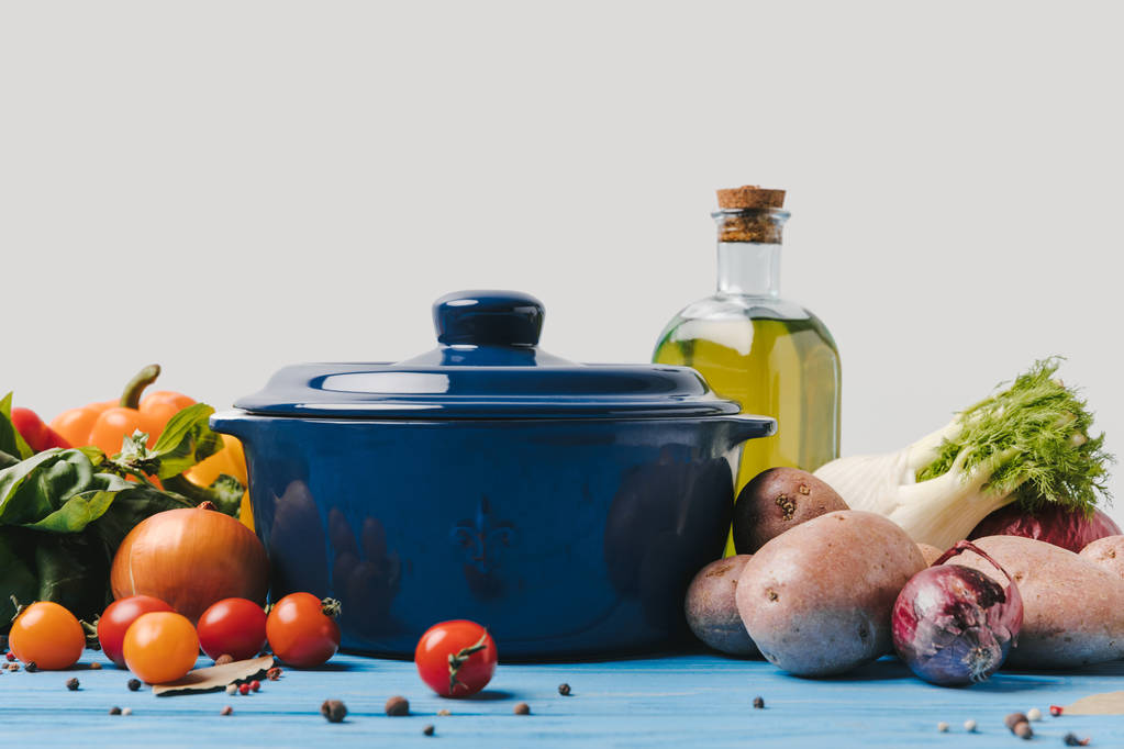 熟した有機野菜と青いテーブルにオリーブ オイルとパンします。 - 写真・画像