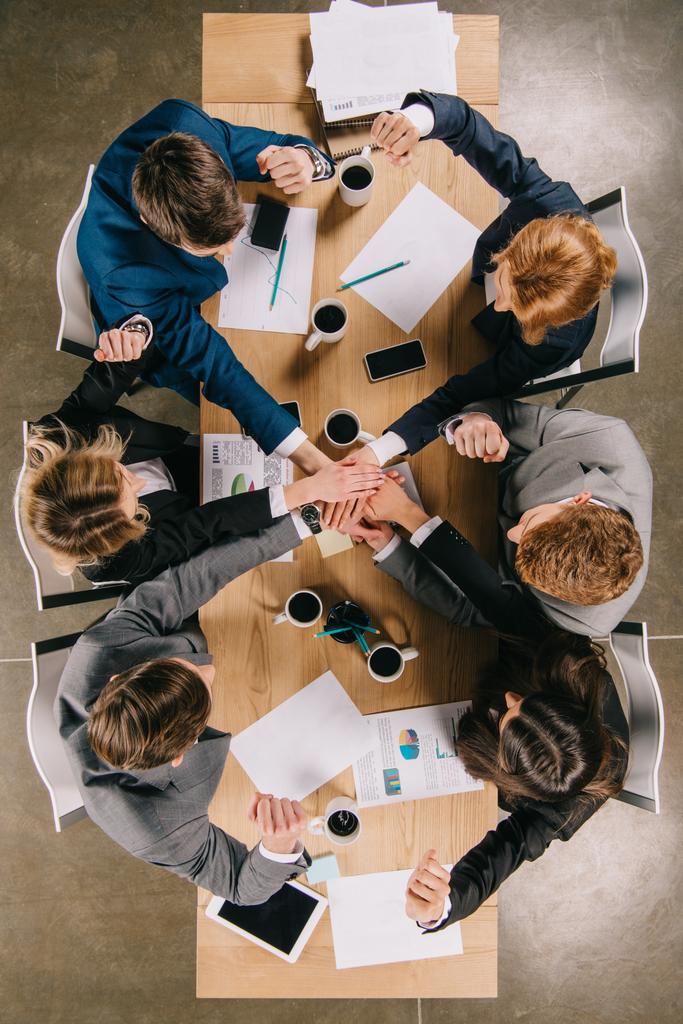 Bovenaanzicht van collega's aan tafel in kantoor, zakenmensen teamwerk samenwerking relatie concept - Foto, afbeelding
