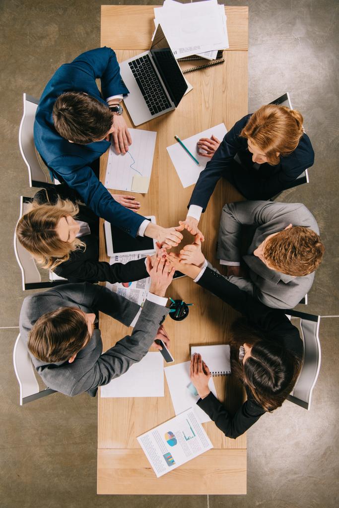 visión general de los socios comerciales en la mesa en la oficina, los empresarios de trabajo en equipo concepto de relación de colaboración
 - Foto, imagen