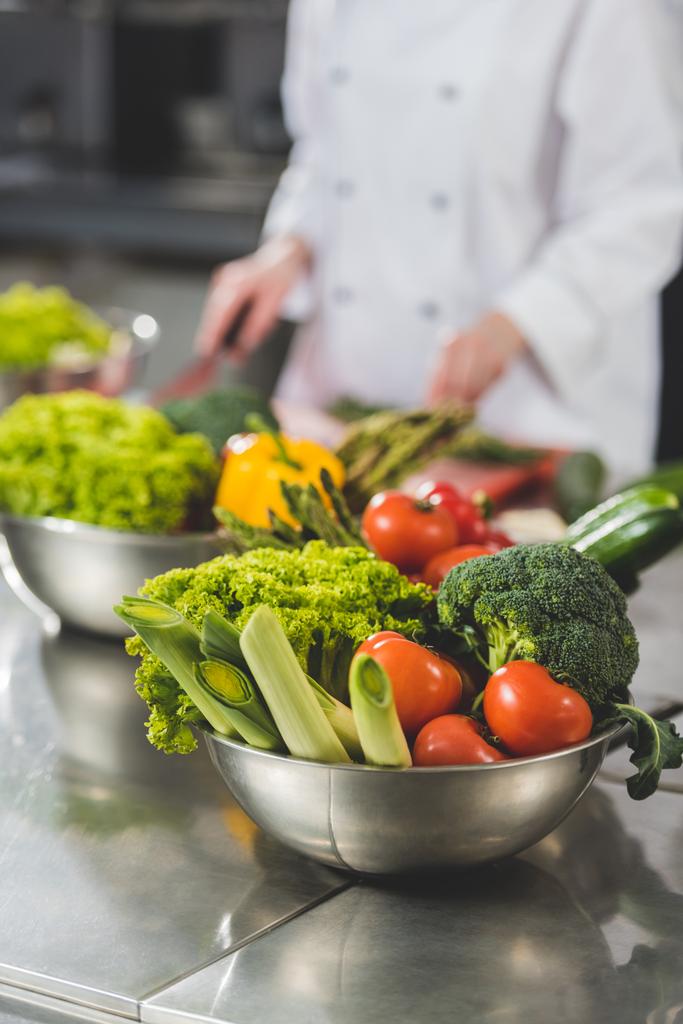 lokanta mutfağı ile ön plan sebze, yemek Şef görüntü kırpılmış - Fotoğraf, Görsel