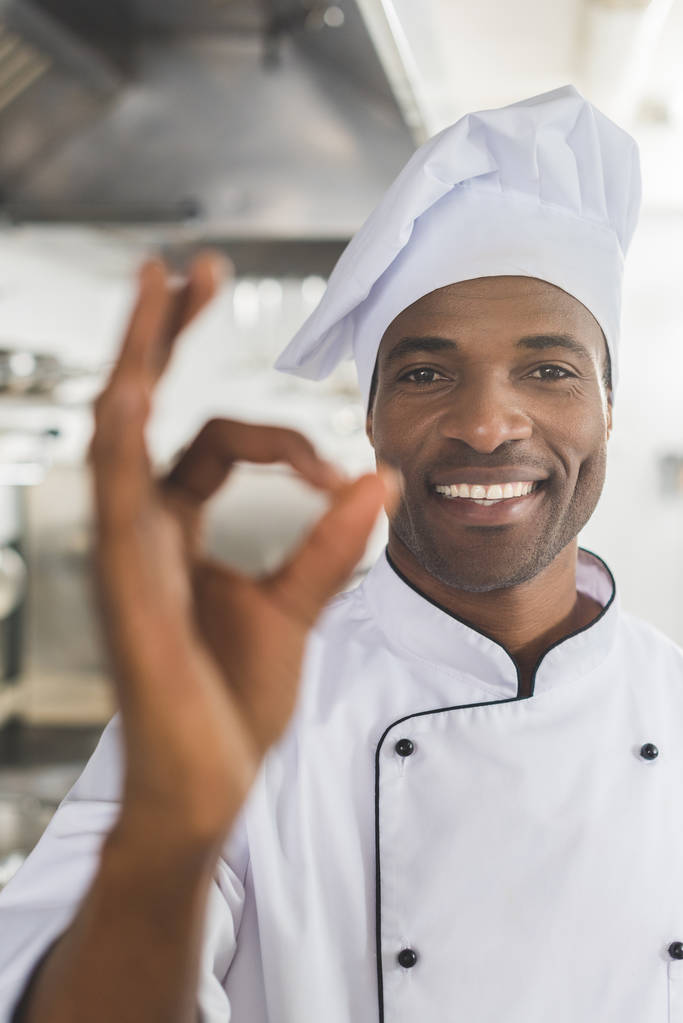 sorrindo chef americano africano mostrando gesto ok na cozinha do restaurante
 - Foto, Imagem