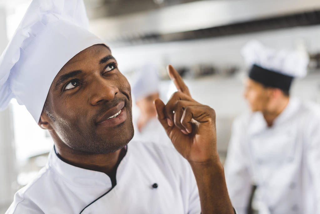 knappe Afro-Amerikaanse chef-kok bij restaurant keuken omhoog - Foto, afbeelding