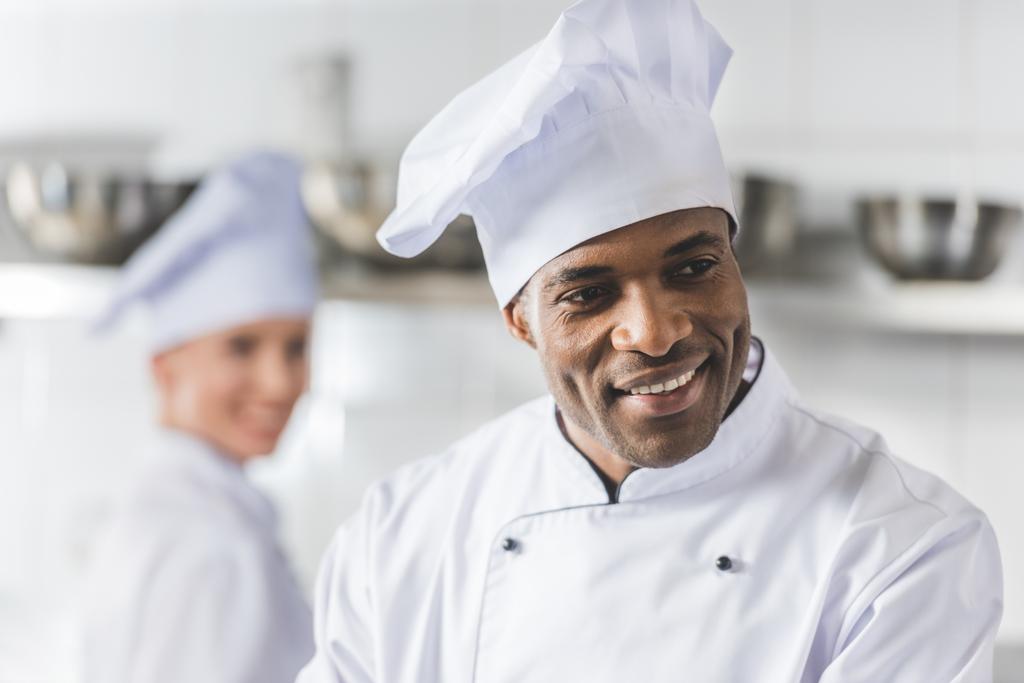 uśmiechający się wielokulturowym szefów kuchni w restauracji kitchen - Zdjęcie, obraz