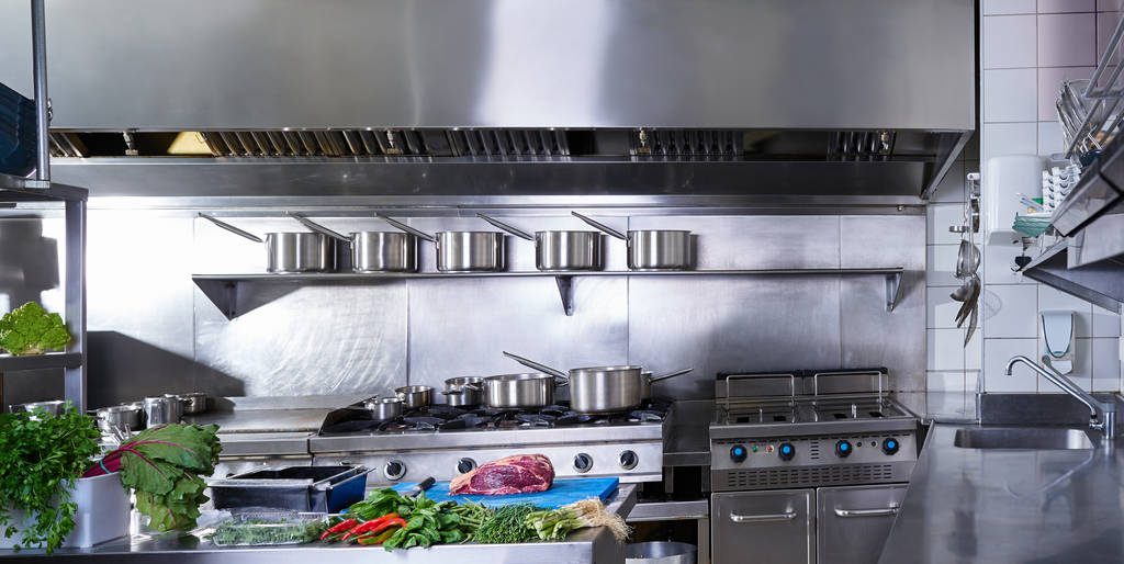 Профессиональная кухня ресторана из нержавеющей стали
  - Фото, изображение