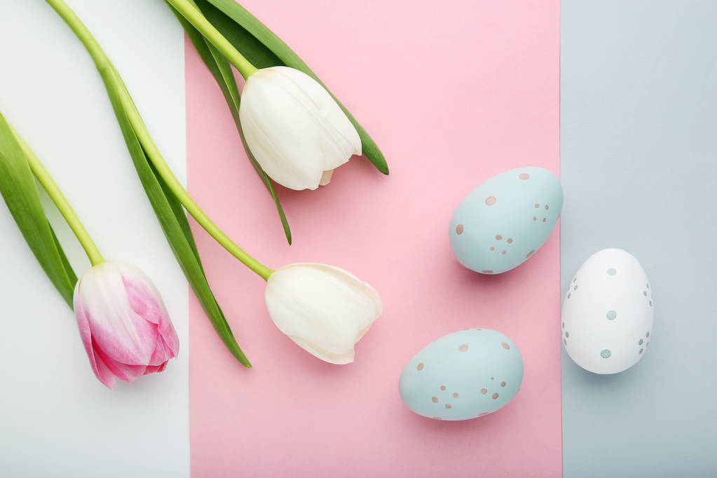 Τουλίπες με Πασχαλινά αυγά σε πολύχρωμο φόντο - Φωτογραφία, εικόνα