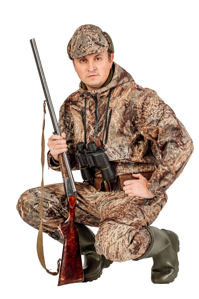 白い背景の上の分離された二重銃身散弾銃で男性ハンターの肖像画。狩猟と人々 の概念. - 写真・画像