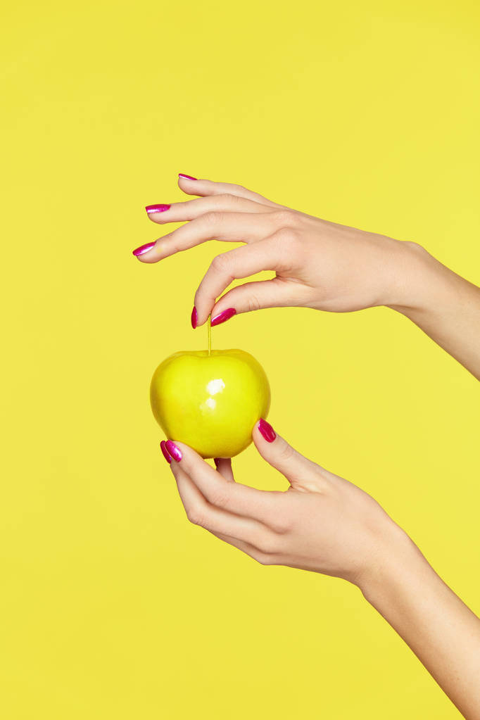 Nails Design. Ženské ruce s barevnými nehty drží jablko - Fotografie, Obrázek